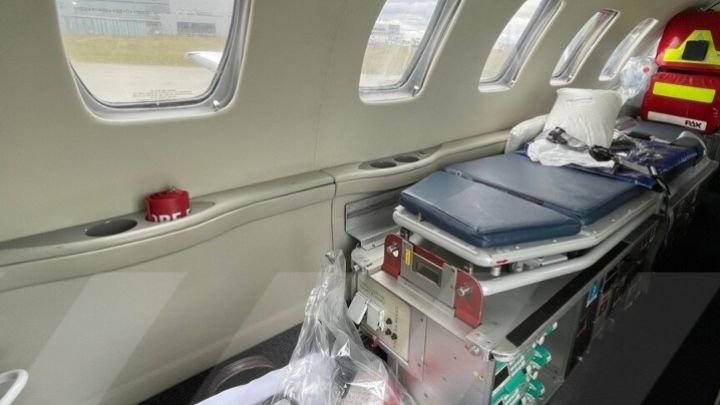 Vores ambulancefly har moderne og avanceret udstyr